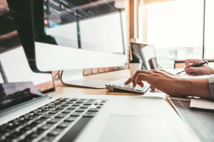 Någon skriver på datorn